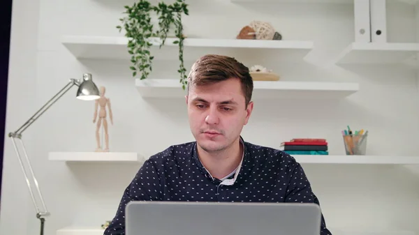 A Young Man Using a Computer Indoors — Stock Photo, Image