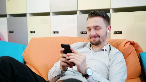 Genç bir adam kapalı müzik.