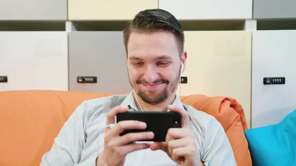 Homme Regarder des Vidéos sur le Smartphone Intérieur — Photo