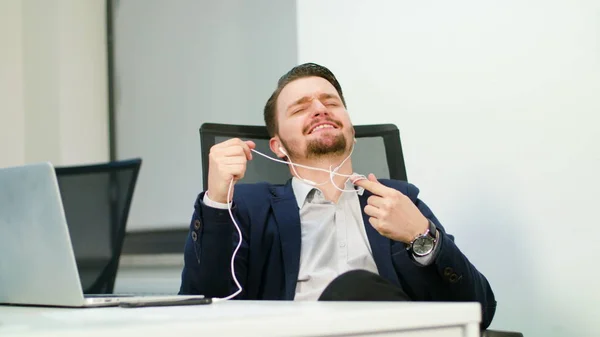 Mladý podnikatel poslechu hudby v úřadu — Stock fotografie