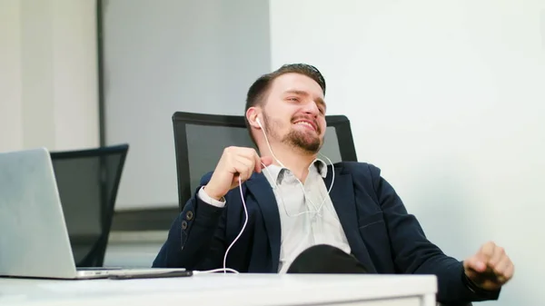 Молодий бізнесмен слухає музику в офісі — стокове фото