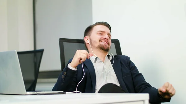Genç işadamı Office müzik dinlemek