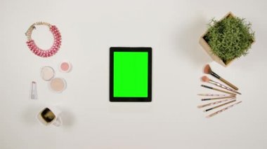 Bir Tablet dokunmadan bir hanımefendi göndermek parmak