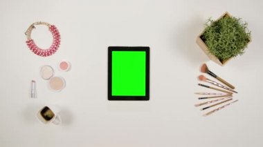 Bir Tablet dokunmadan bir hanımefendi göndermek parmak