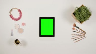 Bir Tablet dokunmadan bir hanımefendi göndermek parmak