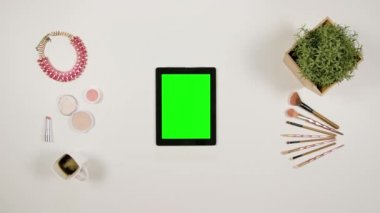 Bir Tablet dokunmadan bir hanımefendi göndermek parmak