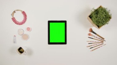 Bir Tablet dokunmadan bir hanımefendi göndermek parmak