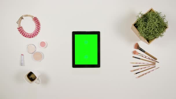 Hanımefendi göndermek yeşil dokunmatik ekranda kaydırma parmak — Stok video