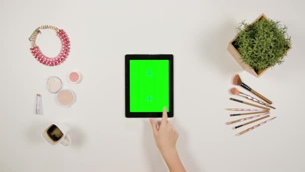 Ladys Fingerscrollen auf dem grünen Touchscreen — Stockvideo