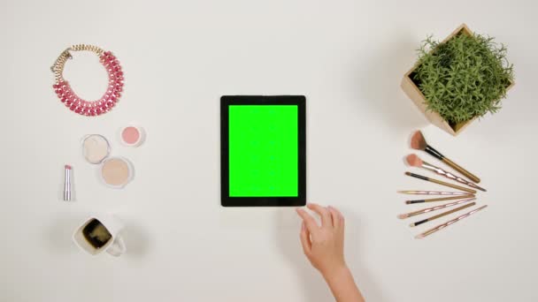 Ladys prst rolování na zelené Touchscreen — Stock video
