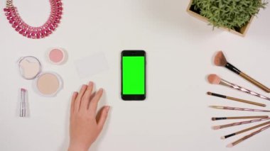 Bir Smartphone ile yeşil bir ekran dokunaklı bir parmak