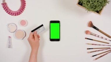 Smartphone dokunmaktan ve kredi kartı tutan eller