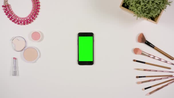 Пальцем, торкаючись смартфон з зеленим екраном — стокове відео