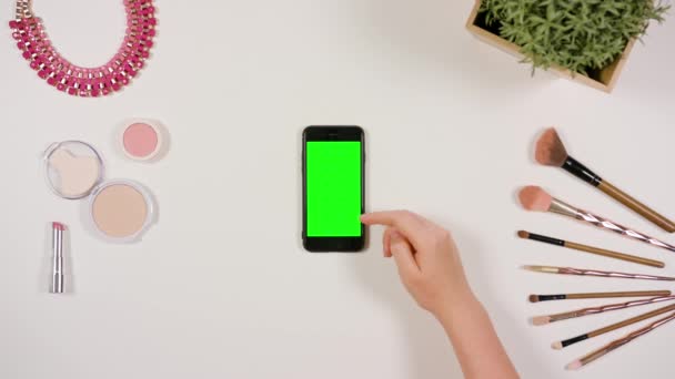 Scorrimento delle dita su smartphone con schermo verde — Video Stock