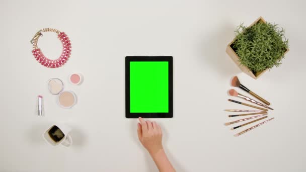 Ladys doigt défilement sur l'écran tactile vert — Video