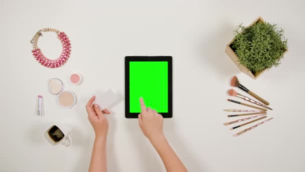 Ladys handen aan te raken van een Tablet en houden van een kaart — Stockvideo