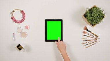 Bir Tablet dokunmadan bir hanımefendi göndermek parmak
