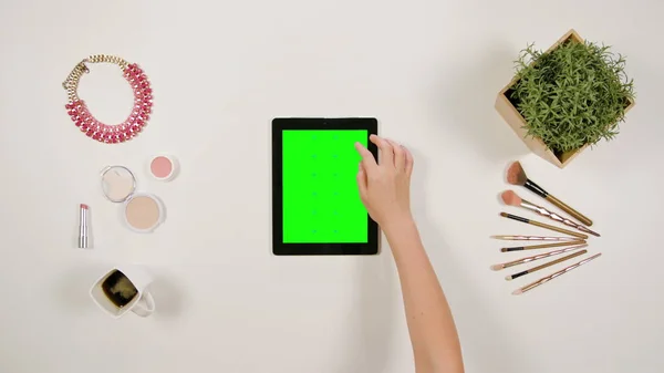 Ледіс Палець Прокрутка на зеленому сенсорному екрані — стокове фото