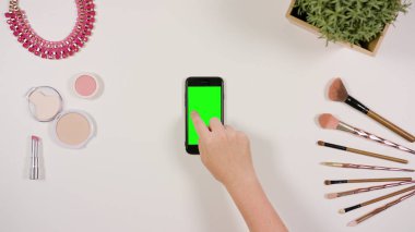 Bir Smartphone ile yeşil bir ekran dokunaklı bir parmak