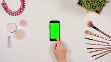 Parmak Smartphone ile yeşil perde tomar