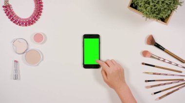 Parmak Smartphone ile yeşil perde tomar