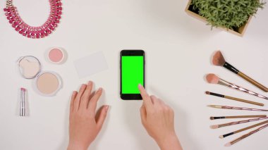 Bir Smartphone ile yeşil bir ekran dokunaklı bir parmak