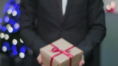 Bir Noel hediyesi Holding eller mans