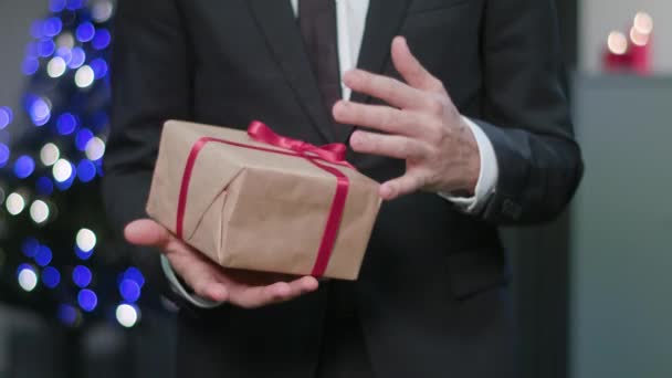Manos de hombre lanzando un regalo de Navidad — Vídeo de stock