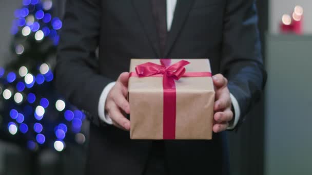 Manos de hombre sosteniendo un regalo de Navidad — Vídeos de Stock