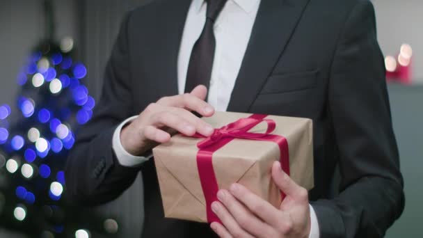 Mans Mãos Desembrulhando um Presente de Natal — Vídeo de Stock