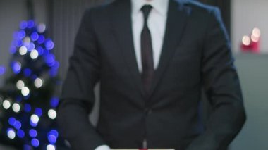 Bir Noel hediyesi Holding eller mans