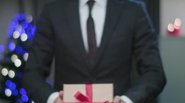 Bir Noel hediyesi Holding eller mans