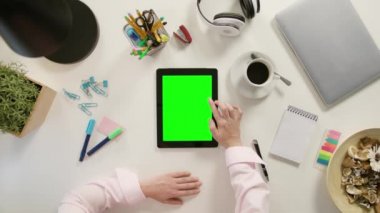 Bir parmak tomar yeşil dokunmatik ekranda