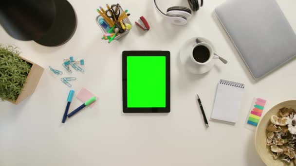 Een vinger aanraken van een Tablet met een groen scherm — Stockvideo