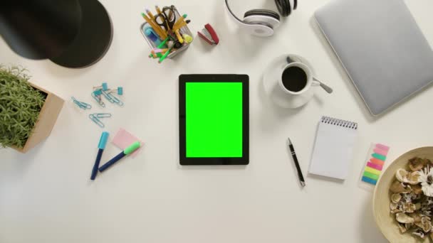 Um dedo tocando um tablet com uma tela verde — Vídeo de Stock