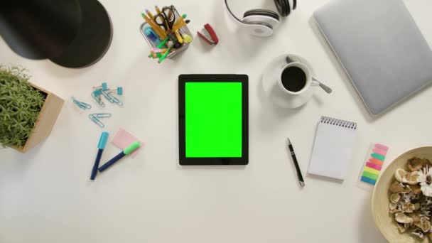 Ein Finger, der ein Tablet mit grünem Bildschirm berührt — Stockvideo