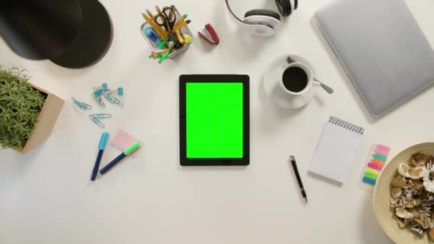 Un dito che scorre sul touchscreen verde — Video Stock