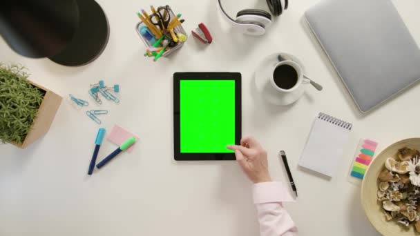 Un dito che scorre sul touchscreen verde — Video Stock