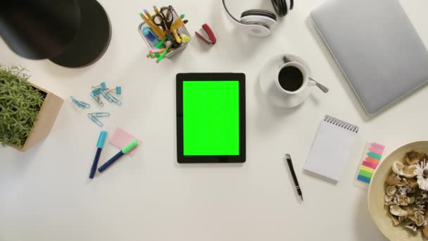 Un dedo desplazándose en la pantalla táctil verde — Vídeos de Stock
