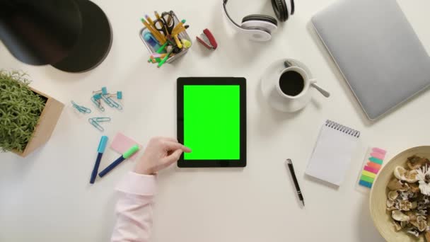 Prst na zelené Touchscreen — Stock video