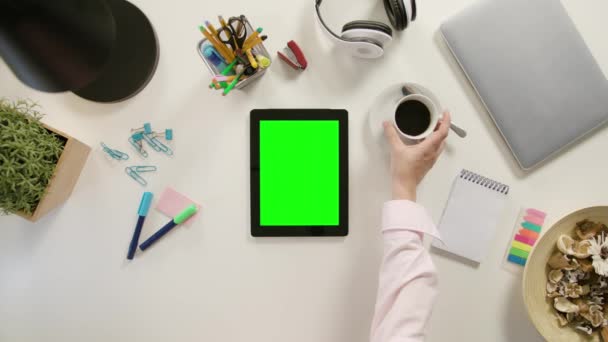Bir parmak tomar yeşil dokunmatik ekranda — Stok video