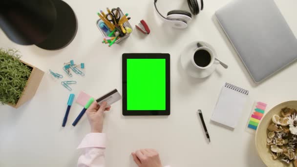 Mãos tocando um tablet e segurando um cartão de crédito — Vídeo de Stock