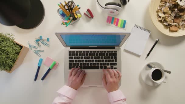 Zwei Hände tippen auf dem Laptop — Stockvideo