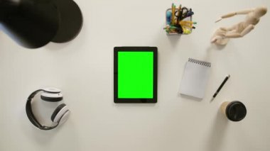 Bir parmak dokunmadan bir yeşil ekran iPad