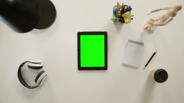 Bir parmak dokunmadan bir yeşil ekran iPad