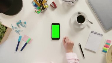Bir Smartphone ile yeşil bir ekran dokunaklı bir parmak