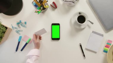 Bir Smartphone ile yeşil bir ekran dokunaklı bir parmak