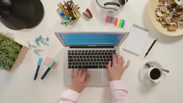 Duas mãos digitando no laptop — Vídeo de Stock