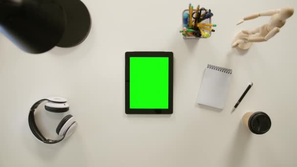 Ένα δάχτυλο αγγίζοντας μια πράσινη οθόνη του ipad — Αρχείο Βίντεο