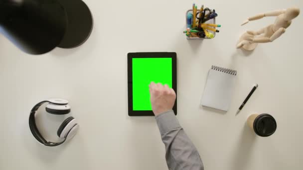 Un dedo acercándose a la pantalla táctil verde — Vídeo de stock